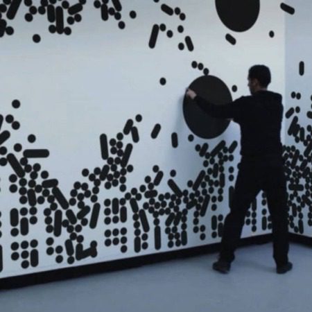 دیوار هوشمند لمسی | با حرکت دست خود با تصویر روی دیوار تعامل برقرار کنید
