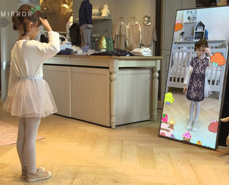 آینه هوشمند تعاملی به صورت مجازی لباسهای مختلف فروشگاه را بر تن خود امتحان کنید