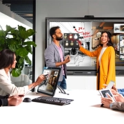 مقایسه نمایشگر لمسی با وایت برد هوشمند