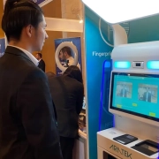 استفاده از کیوسک لمسی در فرودگاه ها