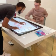 نحوه سفارشی سازی میزهای لمسی برای برندهای خاص