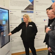 مقایسه وب کیوسک لمسی و غیرلمسی