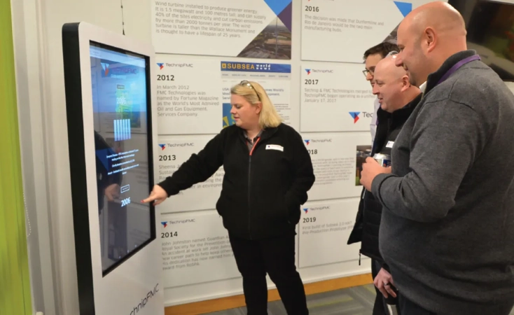 مقایسه وب کیوسک لمسی و غیرلمسی