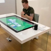 مقایسه میز لمسی با تبلت های بزرگ