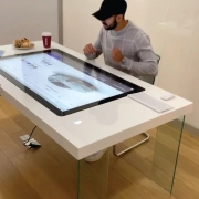 میز هوشمند لمسی در کسب و کار