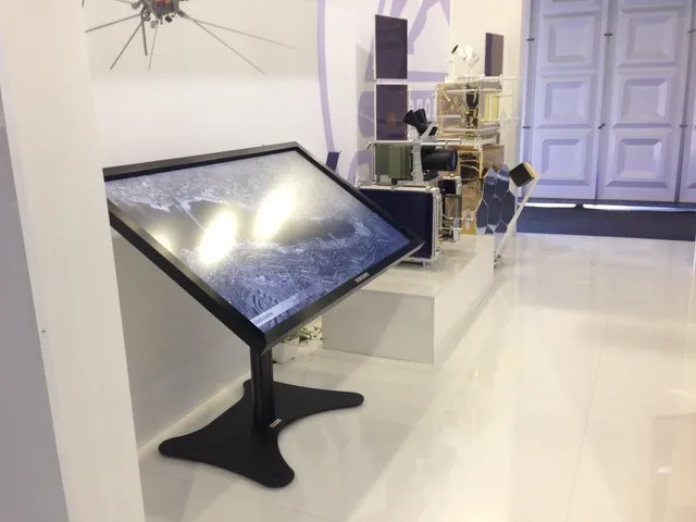 اجاره یا خرید استند لمسی