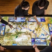 ۱۰ ویژگی کلیدی یک میز لمسی با کیفیت