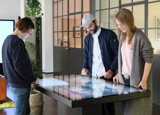 ۱۰ ویژگی کلیدی یک میز لمسی با کیفیت