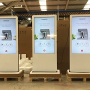 کیوسک لمسی برای ثبت نام و رزرو آنلاین