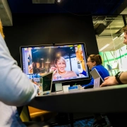 استفاده از مانیتور لمسی در دفاتر و محیط کاری