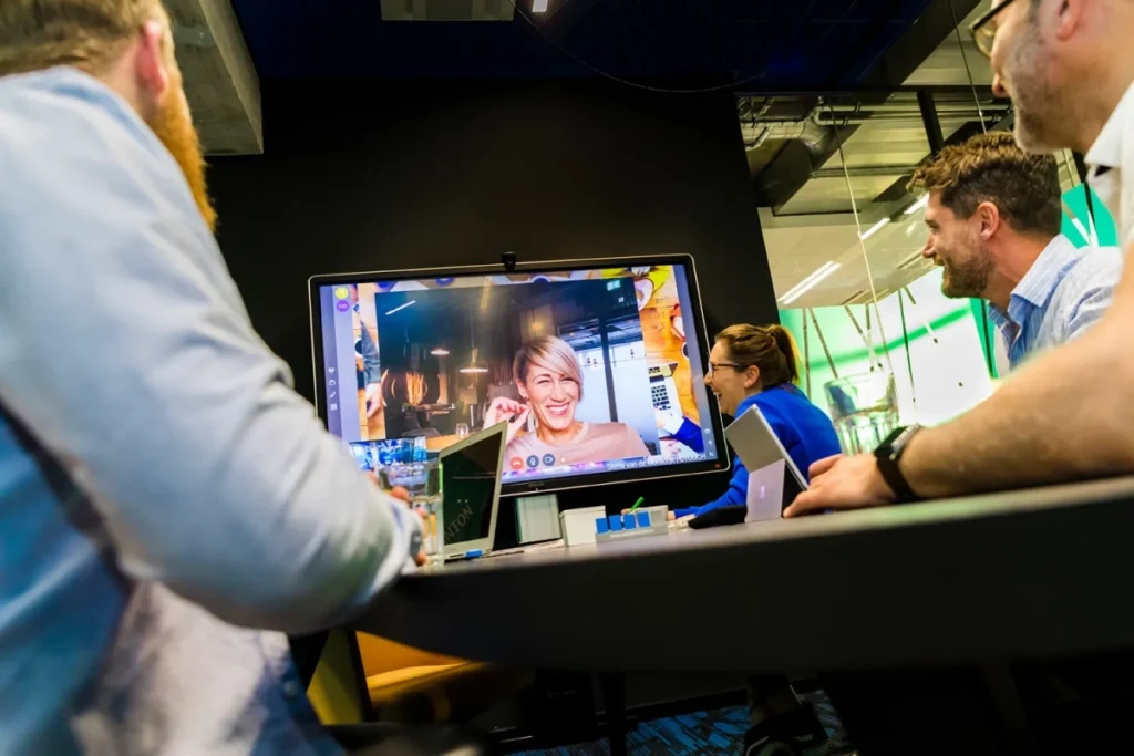 استفاده از مانیتور لمسی در دفاتر و محیط کاری