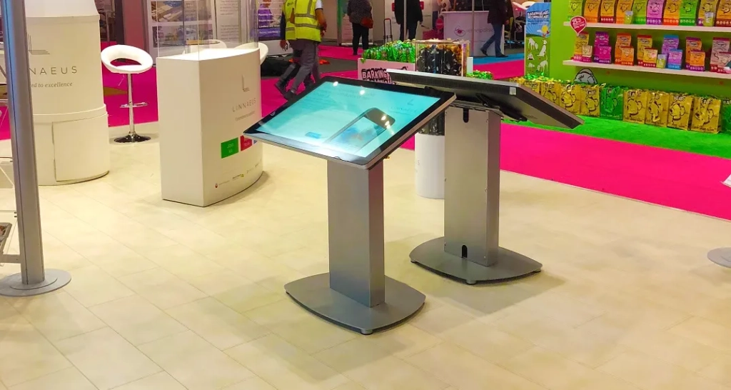 تفاوت استند لمسی با استند معمولی